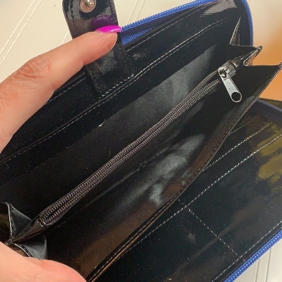 Kenneth Cole Black Shiny wallet with blue trim - Picture 7 of 7